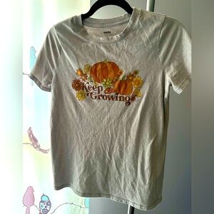 Super cute, 70’s vibe Tee “keep growing” sz S